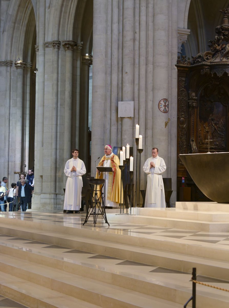 Vêpres à Notre-Dame de Paris à l'arrivée de la marche pour les vocations. © Yannick Boschat / Diocèse de Paris.