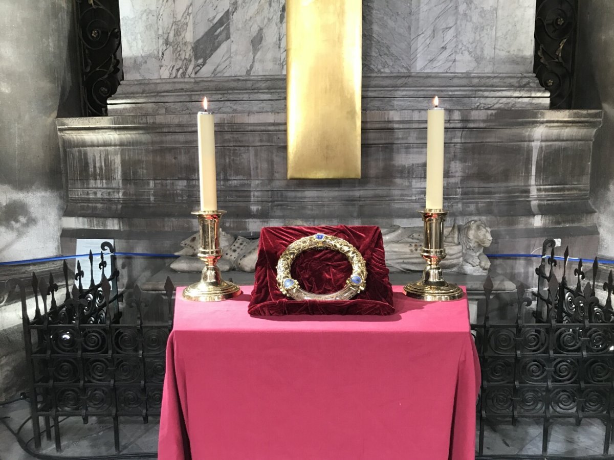 Vénération de la couronne d'épines à Notre-Dame de Paris. © André Finot / Notre-Dame de Paris.