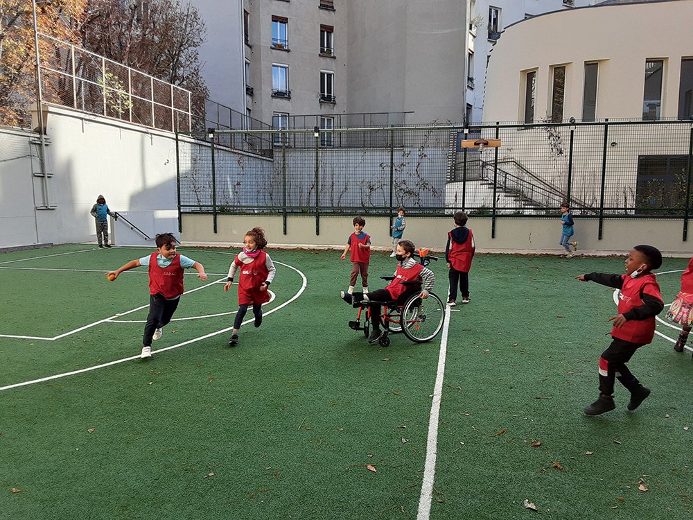 Paix qui permet qu'un enfant plâtré puisse jouer, à la Maison des Jeunes de St Vincent de Paul © Marc Bailly / Diocèse de Paris.