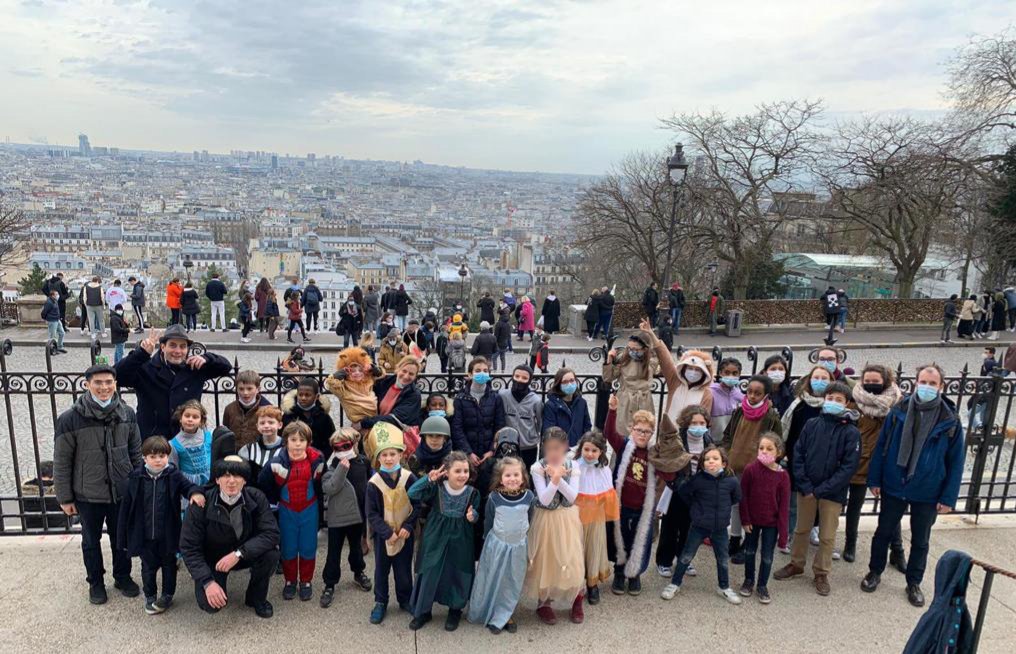 Notre-Dame de Clignancourt et Sainte-Geneviève des Grandes Carrières montent en tenue de fête au Sacré-Cœur, avant de rencontrer les Carmélites de Montmartre. © Diocèse de Paris - Vicariat Enfance Adolescence.