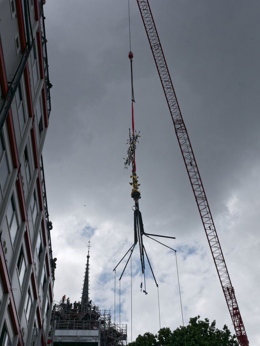 Bénédiction et repose de la croix du chevet de Notre-Dame de Paris. © Yannick Boschat / Diocèse de Paris.