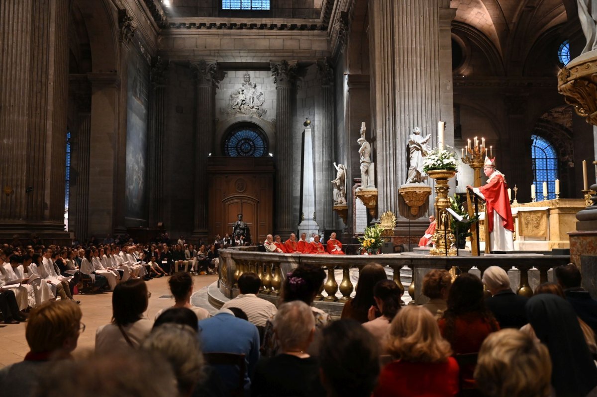 Confirmations d'adultes en juin 2025. Célébration de 21h. © Marie-Christine Bertin / Diocèse de Paris.