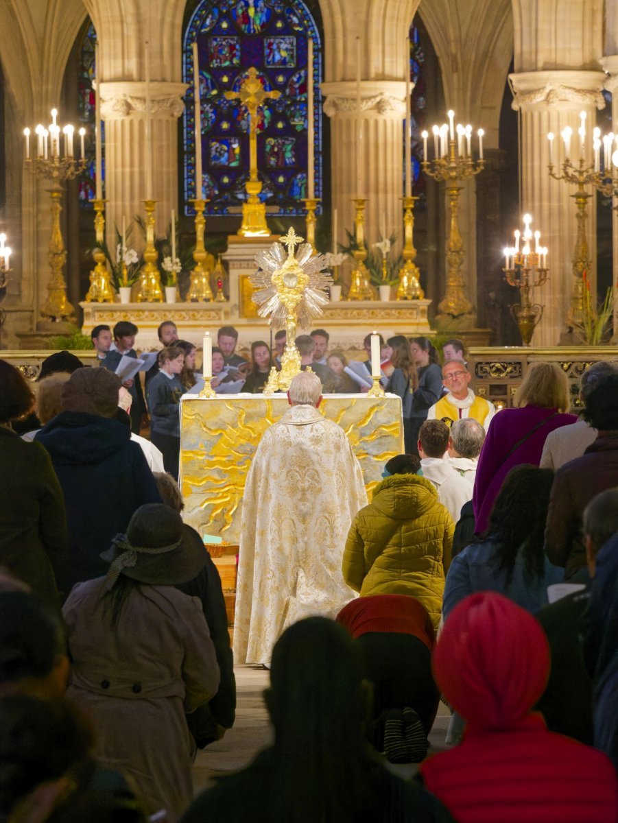 Veillée de prière pour la vie 2024. Adoration du Saint Sacrement. © Yannick Boschat / Diocèse de Paris.