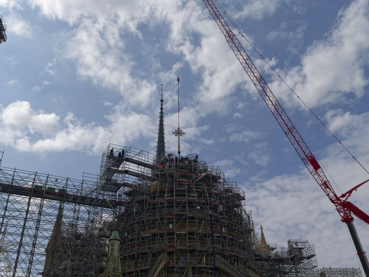 Bénédiction et repose de la croix du chevet de Notre-Dame de Paris. © Yannick Boschat / Diocèse de Paris.