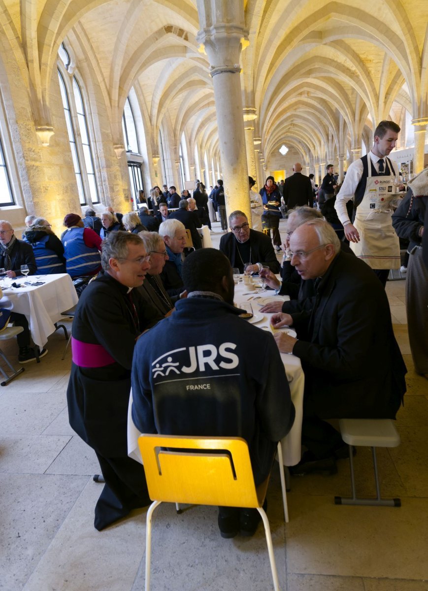 Déjeuner solidaire au Collège des Bernardins. © Yannick Boschat / Diocèse de Paris.