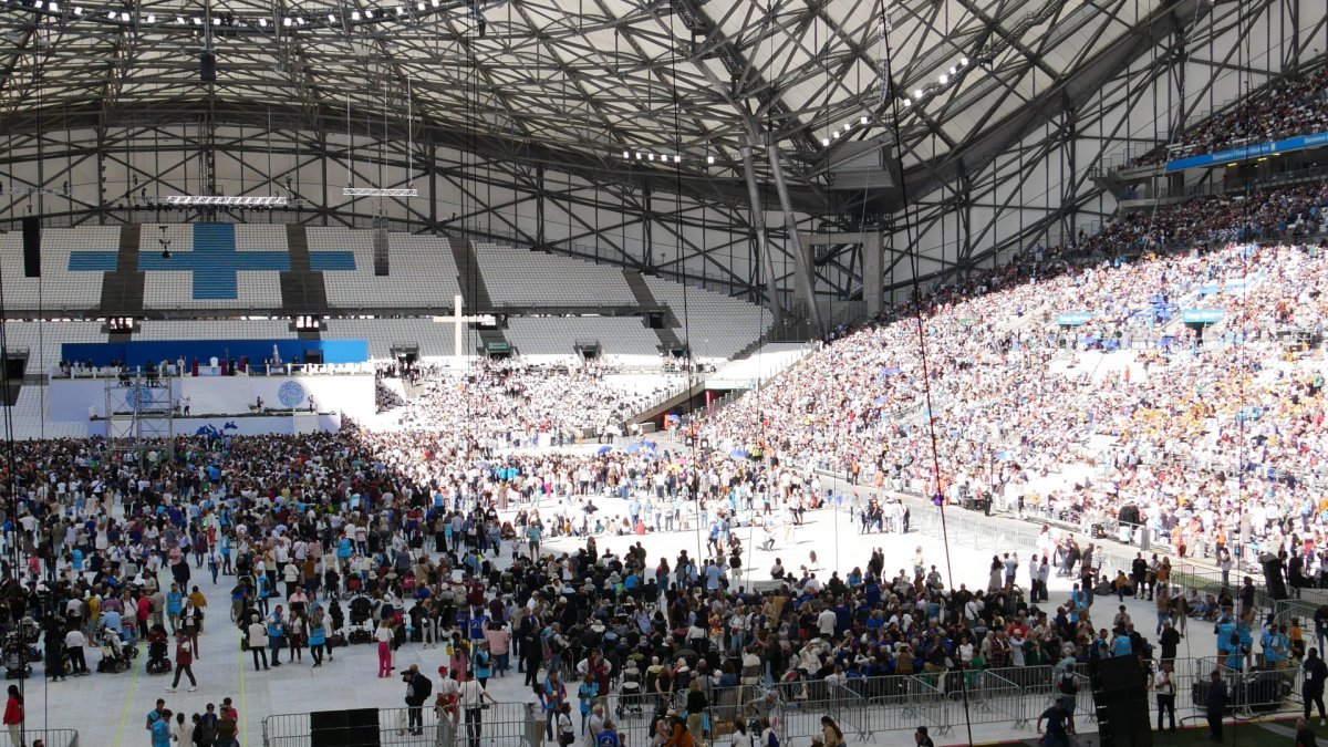 En attendant le pape, ambiance festive et fervente dans le stade du (…). © Isabelle Demangeat.
