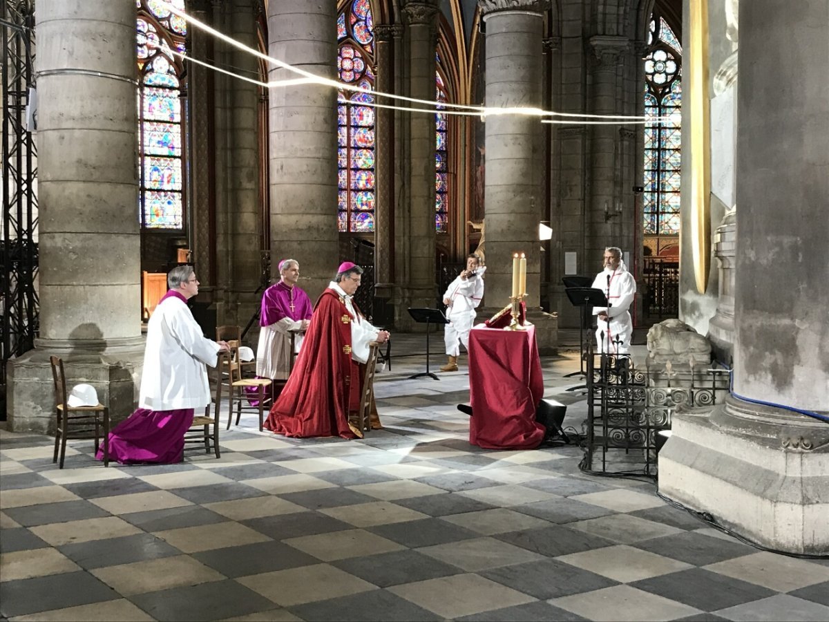 Vénération de la couronne d'épines à Notre-Dame de Paris. © André Finot / Notre-Dame de Paris.