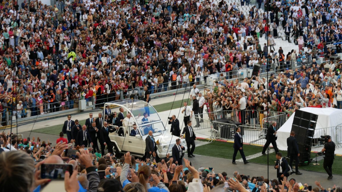 Liesse générale à l'arrivée du pape en papamobile.. © Isabelle Demangeat.