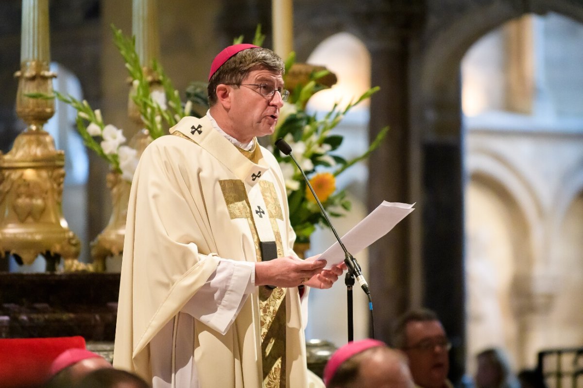 Imposition du pallium à Mgr Éric de Moulins-Beaufort par le cardinal André (…). © JB Delerue / Diocèse de Reims.