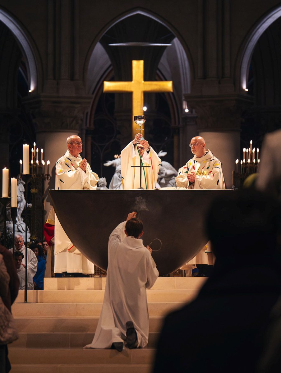 Messe du soir du mardi 10 décembre 2024 à Notre-Dame de Paris. © Maximilien Krebs.