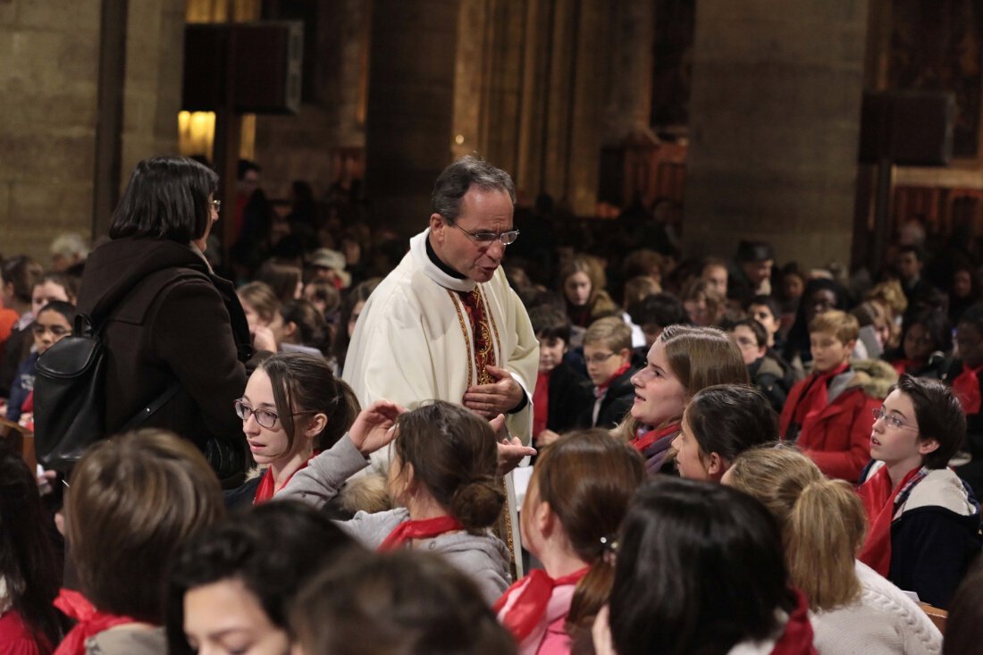 Accueil par Mgr Bruno Lefevre Pontalis, vicaire général. 