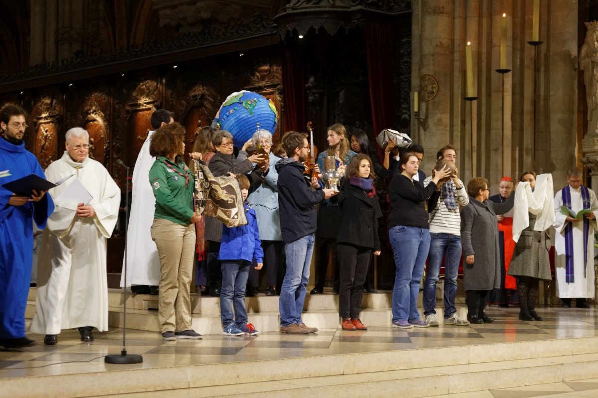 Prière œcuménique pour la sauvegarde de la création. Présentation de l'ensemble des objets symboliques © Yannick Boschat / Diocèse de Paris.