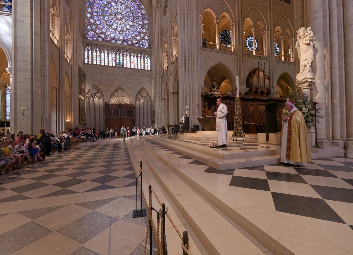 Vêpres à Notre-Dame de Paris à l'arrivée de la marche pour les vocations. © Yannick Boschat / Diocèse de Paris.