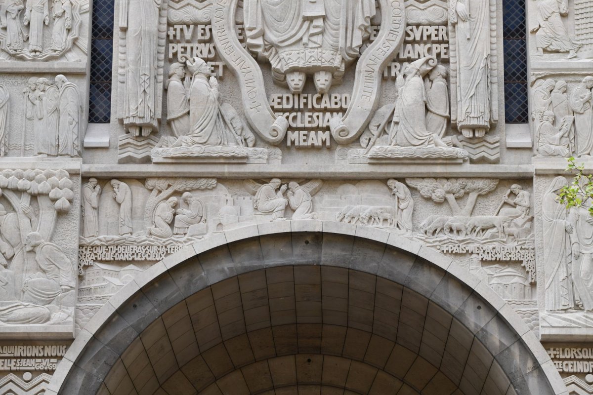 Tympan sculpté restauré de Saint-Pierre de Chaillot. © D. R..