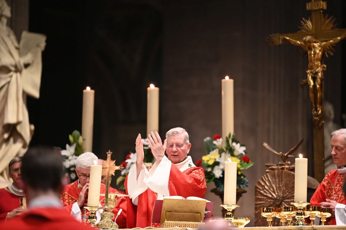 Confirmation d'adultes en mai 2024. Célébration de 21h. © Marie-Christine Bertin / Diocèse de Paris.