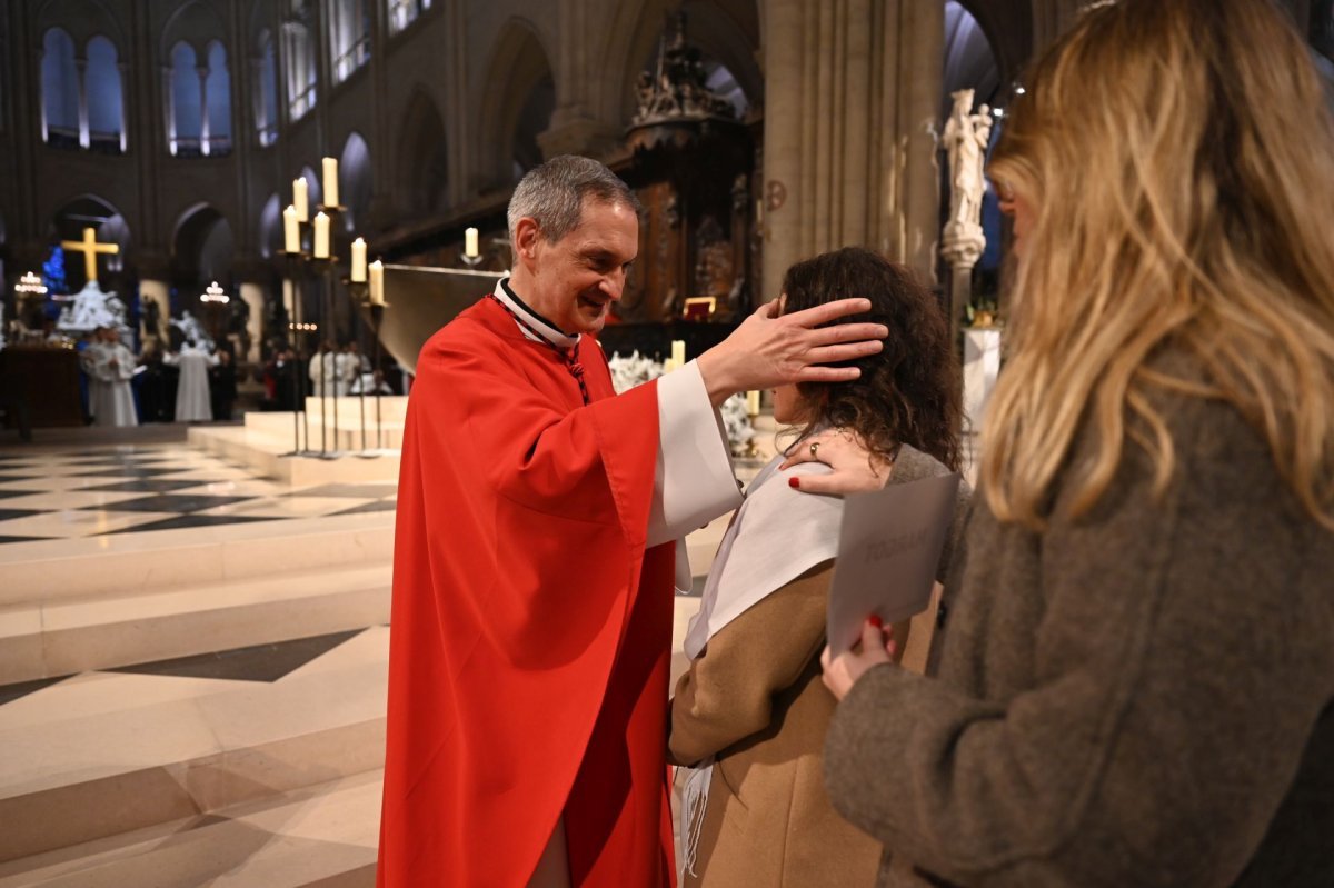 Confirmation des adultes en décembre 2025. © Marie-Christine Bertin / Diocèse de Paris.