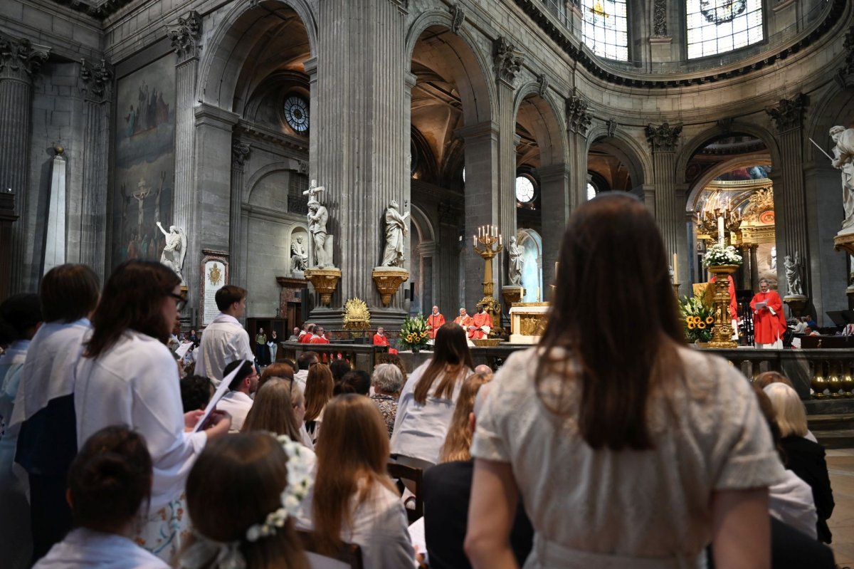 Confirmations d'adultes en juin 2025. Célébration de 16h. © Marie-Christine Bertin / Diocèse de Paris.
