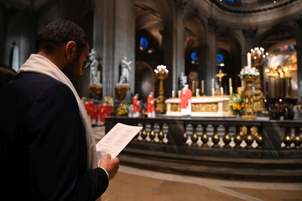 Confirmations d'adultes en juin 2025. Célébration de 21h. © Marie-Christine Bertin / Diocèse de Paris.