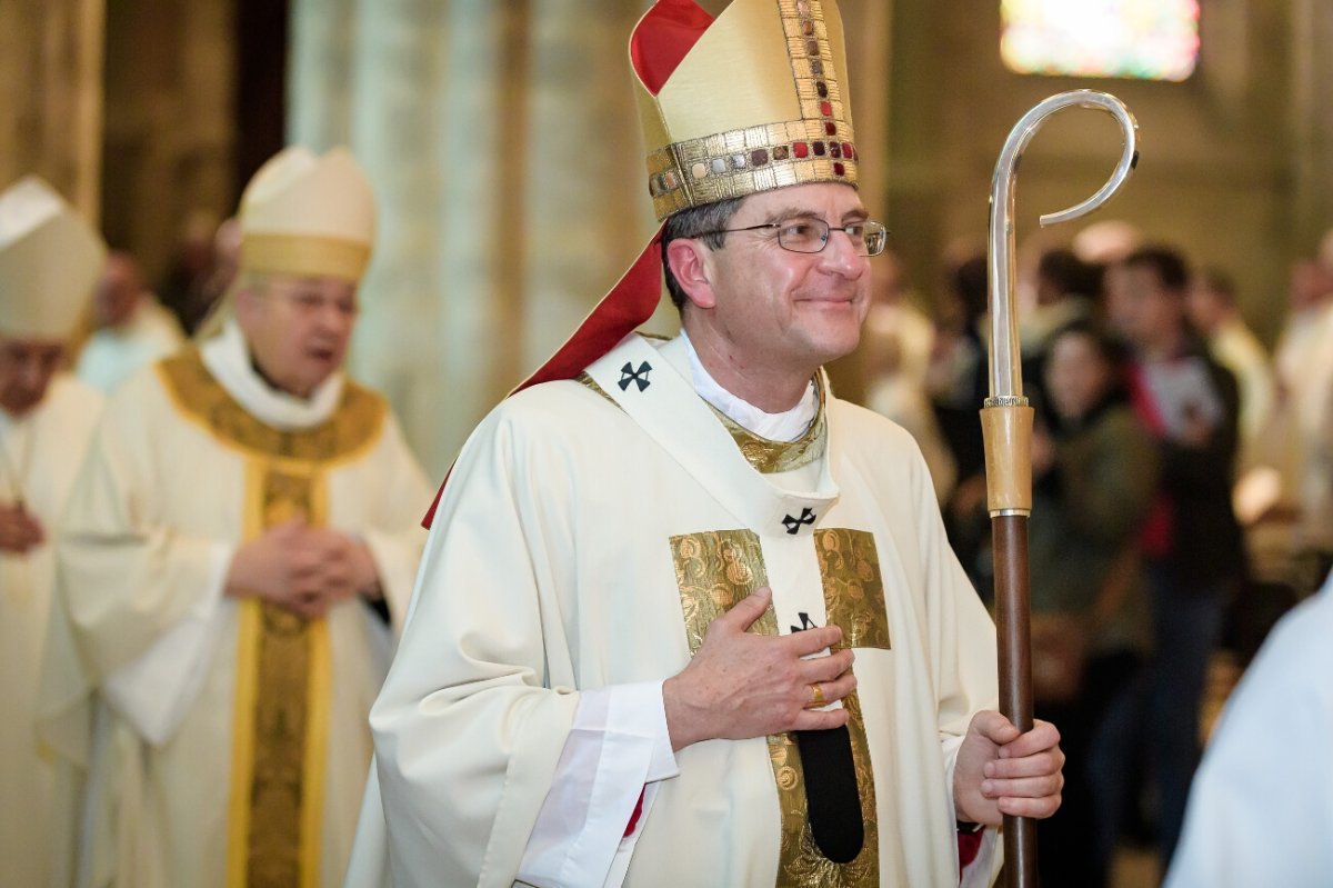 Imposition du pallium à Mgr Éric de Moulins-Beaufort par le cardinal André (…). © JB Delerue / Diocèse de Reims.