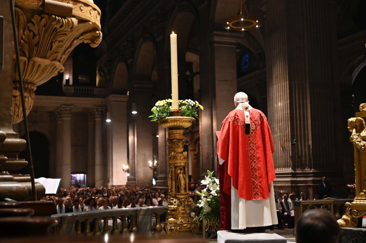 Confirmation d'adultes en mai 2024. Célébration de 21h. © Marie-Christine Bertin / Diocèse de Paris.