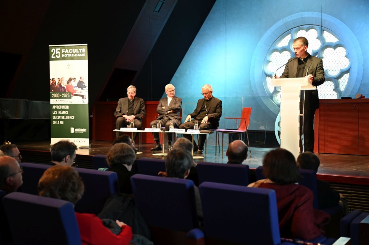 Remise du doctorat Honoris causa à Mgr Rafic Nahra. © Marie-Christine Bertin / Diocèse de Paris.