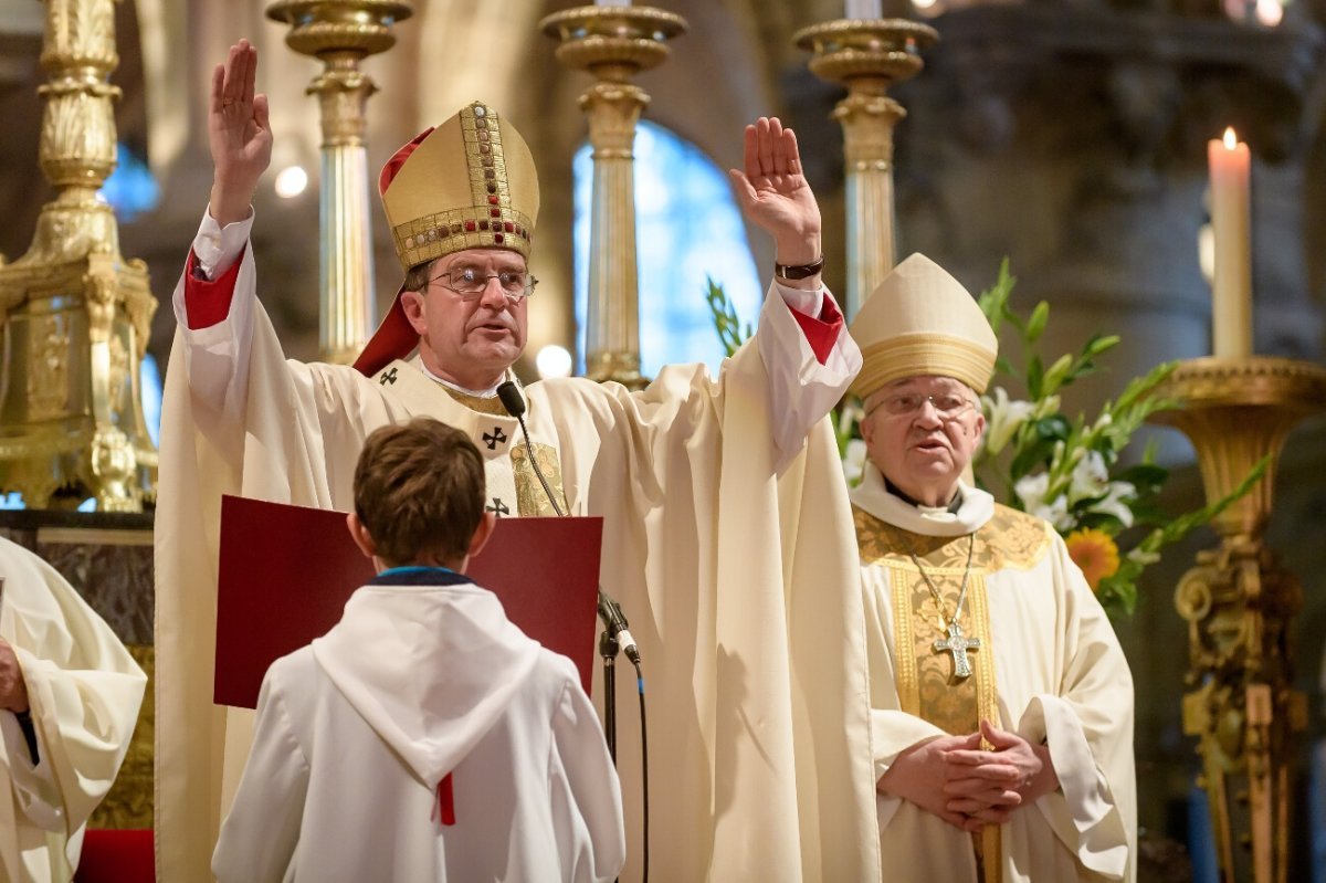 Imposition du pallium à Mgr Éric de Moulins-Beaufort par le cardinal André (…). © JB Delerue / Diocèse de Reims.